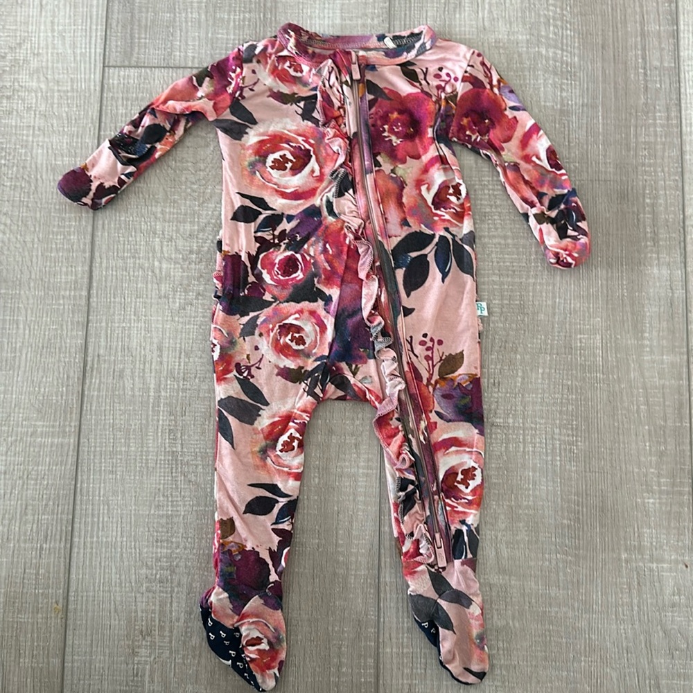 POSH PEANUT - Floral Ruffle Footie